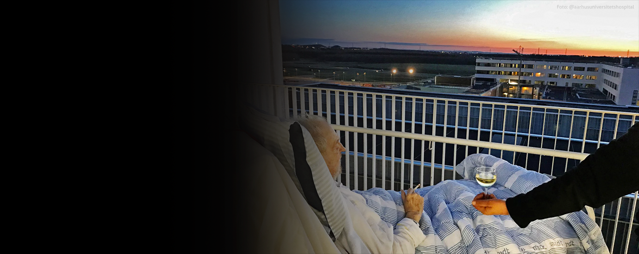 O pôr do sol à frente, o vinho na mão direita e a morte na esquerda